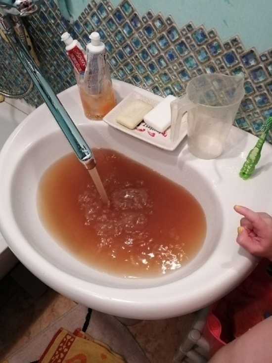 Ржавая вода из-под крана возмутила жителей Ленинска-Кузнецкого