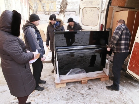 Затаскивали с трудом: в Бурятию привезли много 265-килограммовых пианино