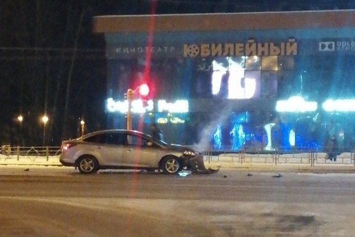 Возле юбилейного. Это возле юбилейного. Авария на Юбилейном Кемерово. Остановка Юбилейный Кемерово. Авария в Кемерово сегодня на Ленина кинотеатр Юбилейный.