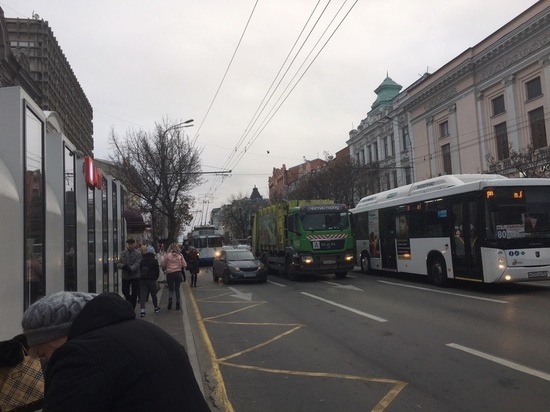 В центре Ростова образовалась пробка из-за ДТП с участием мусоровоза