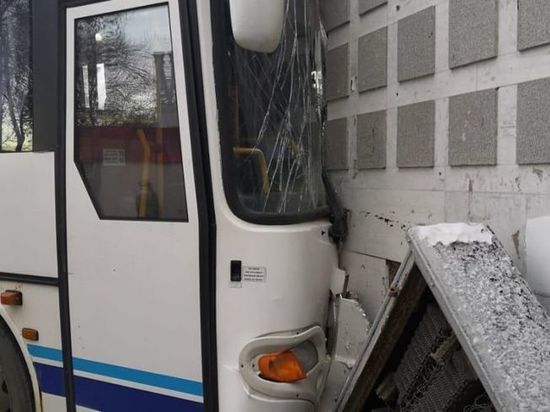 В аварии с автобусом в Уфе пострадали семь человек