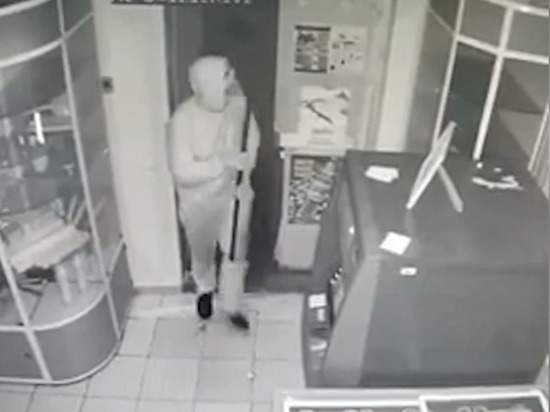 Воры-гастролеры пытались взорвать банкомат в магазине в Чувашии