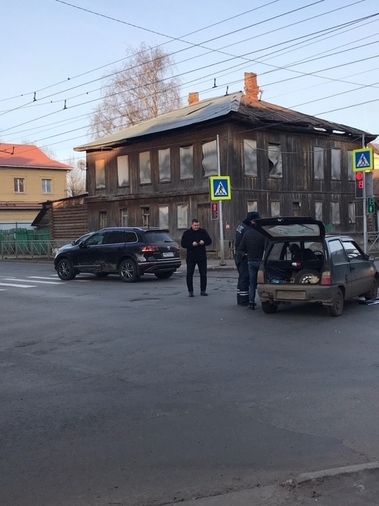 Что без светофора, что с ним: в Костроме столкнулись «Ока» и «Туарег»