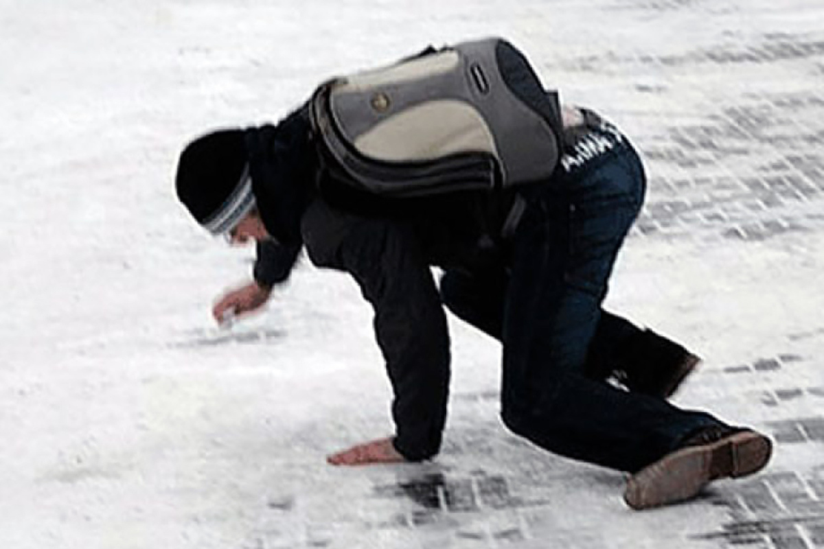 Гололед падает. Человек падает на льду. Падение в гололед.