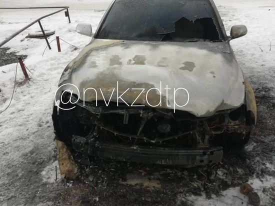 В Новокузнецке Toyota Mark X сгорела на глазах у владелицы