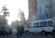Внедорожник Lexus LX570 столкнулся с катафалком на перекрестке улиц Журавлева и Нечаева в центре Читы