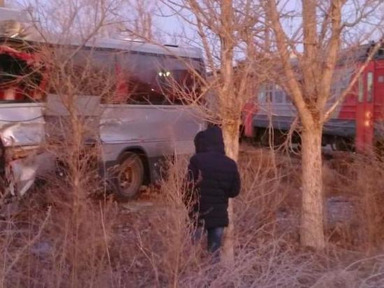 В Астрахани электричка врезалась в пассажирский автобус