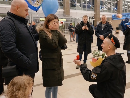 Дембель сделал предложение своей девушке в красноярском аэропорту