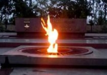 В городе Николаев на Украине молодые люди осквернили Вечный огонь мемориального комплекса, посвященного Великой Отечественной войне, пишет «Страна