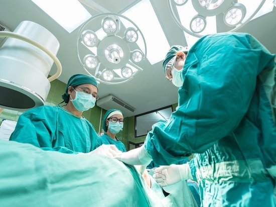 Псковскому врачу, на которую напали с ножом, сделали сложную операцию