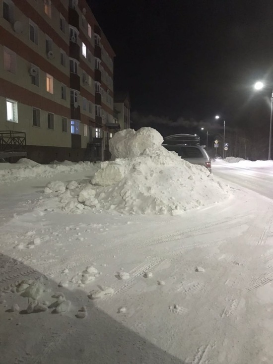 Парковку в Салехарде завалили снегом