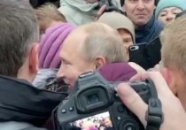 Трогательный инцидент произошел на встрече Путина с петербуржцами