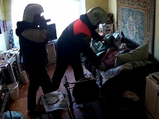 Спасателей Магадана вызвали положить человека на кровать