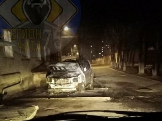 Автомобиль премиум-класса сгорел ночью в Чите