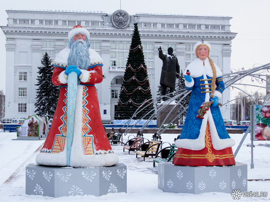 Новые фигуры Деда Мороза и Снегурочки из стеклопластика появятся в Кемерове на площади Советов