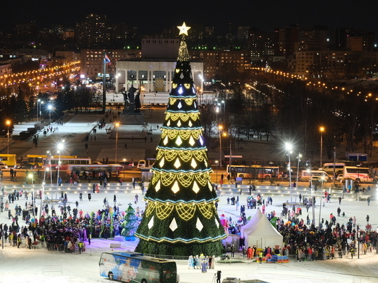 Главный Дед Мороз России зажег центральную елку Прикамья