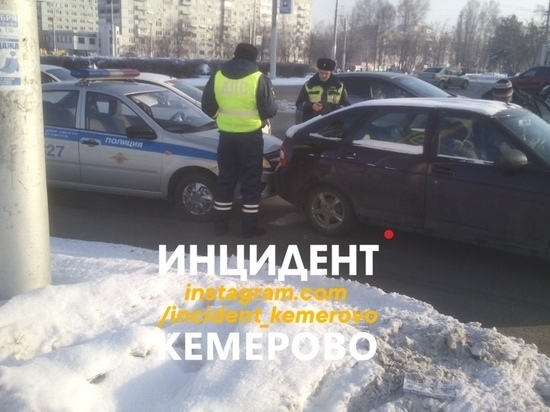 Патрульная машина угодила в ДТП на кольце в Кемерове