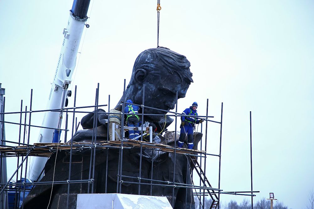 В Тверской области собрали верхнюю часть скульптуры Советского солдата 