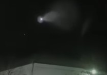 Жителя Челябинска и соседних городов массово стали сообщать в социальных сетях, что примерно в 19:30 видели в вечернем небе полет яркого неизвестного объекта, оставляющего веерообразный хвост