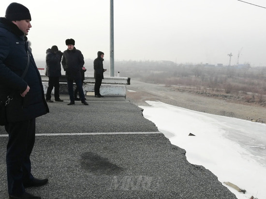 Депутаты Госдумы осмотрели разрушенный мост в Чите