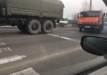 ДТП с двумя большегрузными автомобилями – бензовозом и военным КамАЗом - произошло в Чите в районе стадиона «Локомотив»