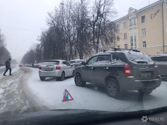 Движение возле больницы в Кемерове оказалось затруднено после тройного ДТП