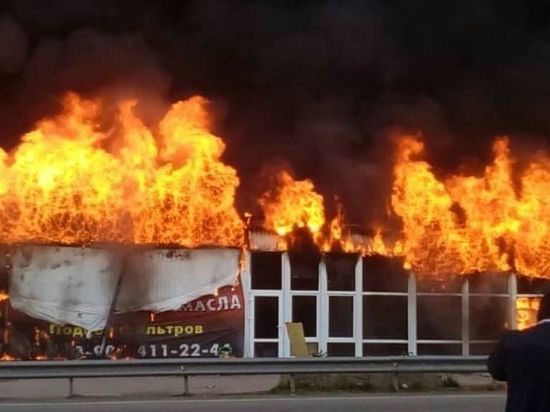 В Абакане из-за электрообогревателя сгорел торговый павильон