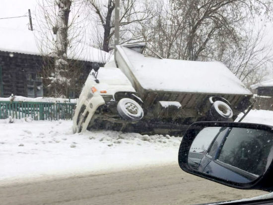 Автофургон завалился на бок в Кемерове