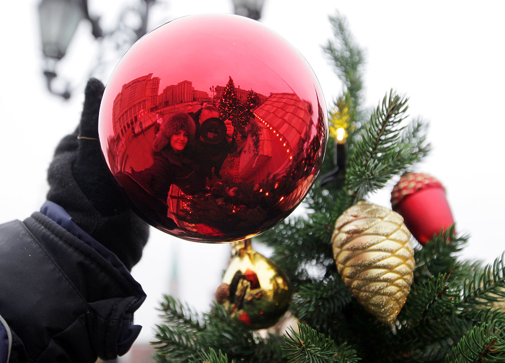 В Москве стартовала подготовка к Новому году: фотогалерея праздничных декораций