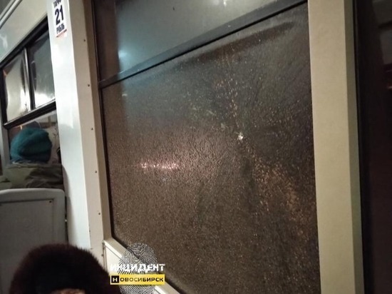 В Новосибирске трамвай №13 попал под обстрел