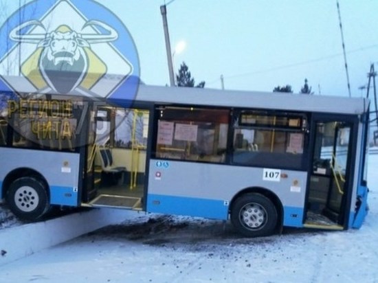 Новый маршрутный ЛиАЗ «повис» на ограждении на «конечке» в Чите