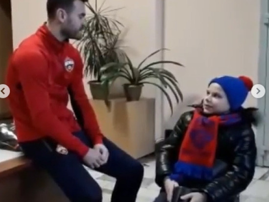 Новогоднее чудо: юный пскович встретился с прославленным футболистом