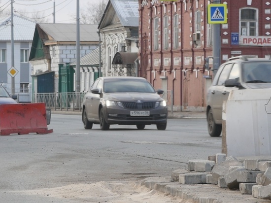 В Оренбурге никак не отремонтируют дорожную яму