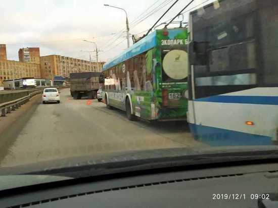 Фура парализовала движение троллейбусов по Гагаринскому мосту в Калуге