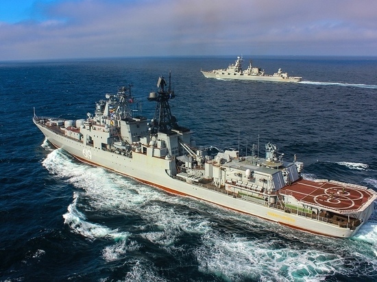 Крейсер Северного флота провел учения с фрегатами ЮАР и Китая