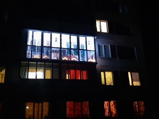 Балкон квартиры в Пскове украсили не хуже, чем витрину магазина
