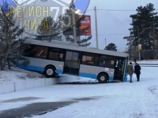В Чите ужесточает проверки водителей после повисшего на «конечке» автобуса