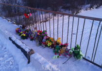 Забайкальцы приносят цветы, мягкие игрушки и фото погибших детей к месту падения рейсового автобуса на лед реки Куэнги в Сретенском районе