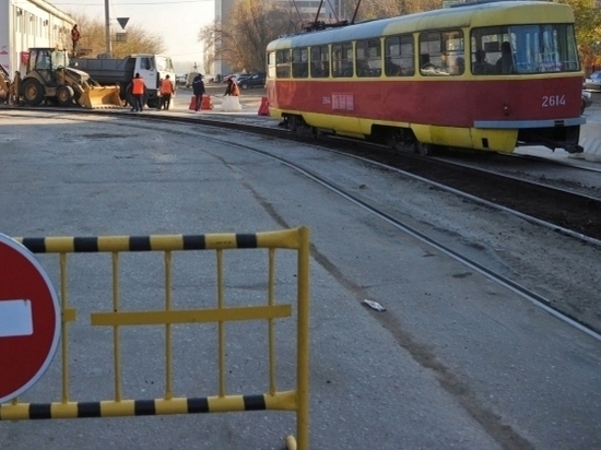 У «Детского центра» в Волгограде меняют трамвайные пути
