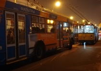 В центре Читы на пересечении улиц Ленина и Бутина остановились троллейбусы