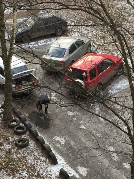 В Ярославле жители продолжают ремонтировать дороги самостоятельно