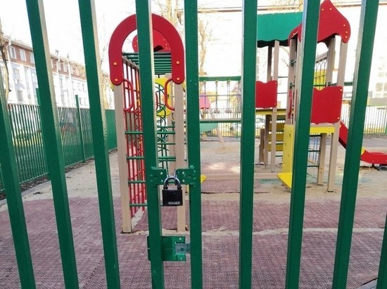 В Новомосковске детскую площадку закрыли от детей на замок