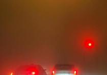 Примерно с 17 часов в интернете начали появляться фотографии густого тумана неизвестной природы