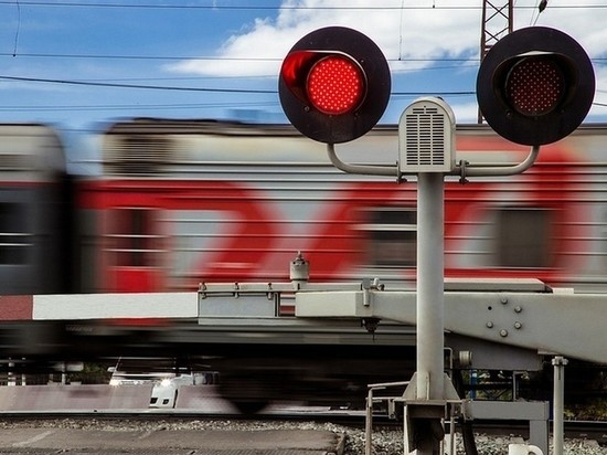 В Брянской области двух человек сбили поезда