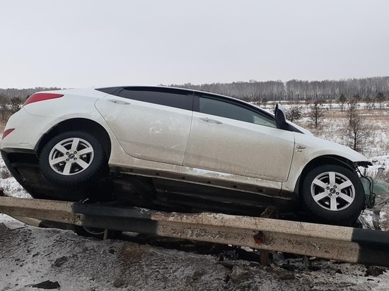 В Челябинской области автомобиль повис на дорожном ограждении, есть пострадавшие