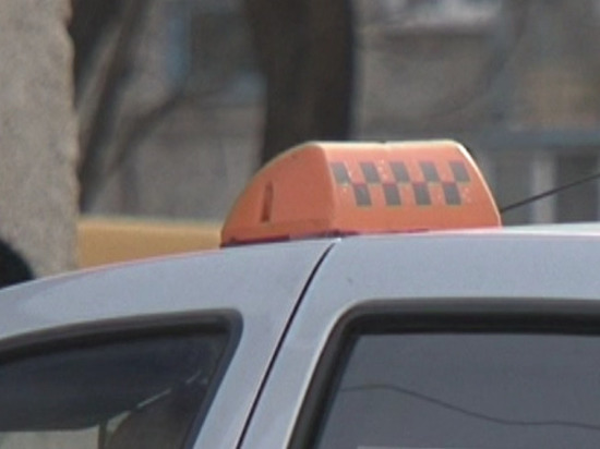 Таксист в Магадане пополнил счёт мошенников на 10 тысяч рублей