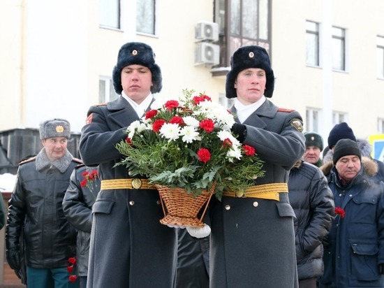 Кемеровчане почтили память погибших защитников родины возложением цветов