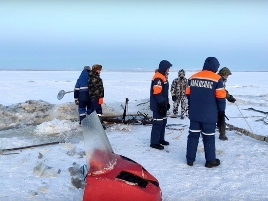 Спасатели в ЯНАО ищут тело провалившегося под лед мужчины