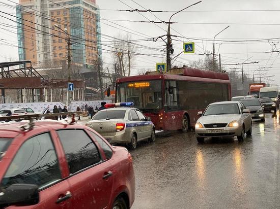 Авария перекрыла движение на проспекте Ленина в Туле