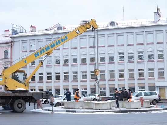  В Пскове начали устанавливать ёлку на Октябрьской площади